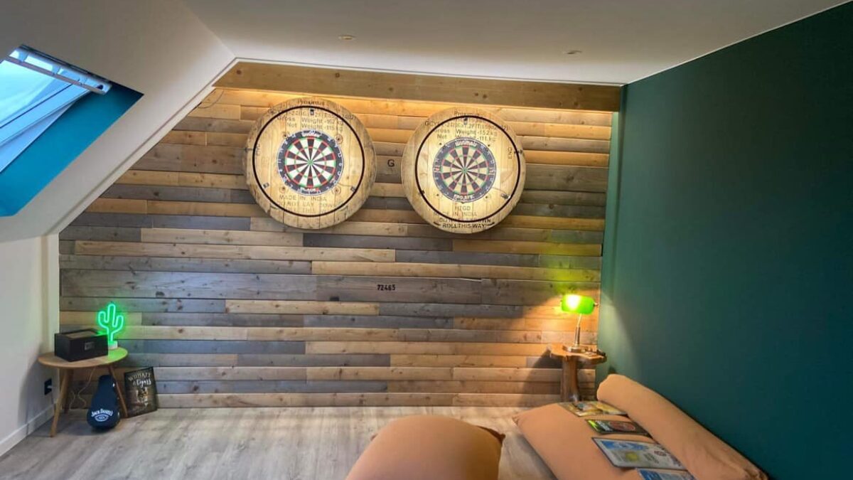 Plaatsing rustieke dartswand & aankleden technische koker
